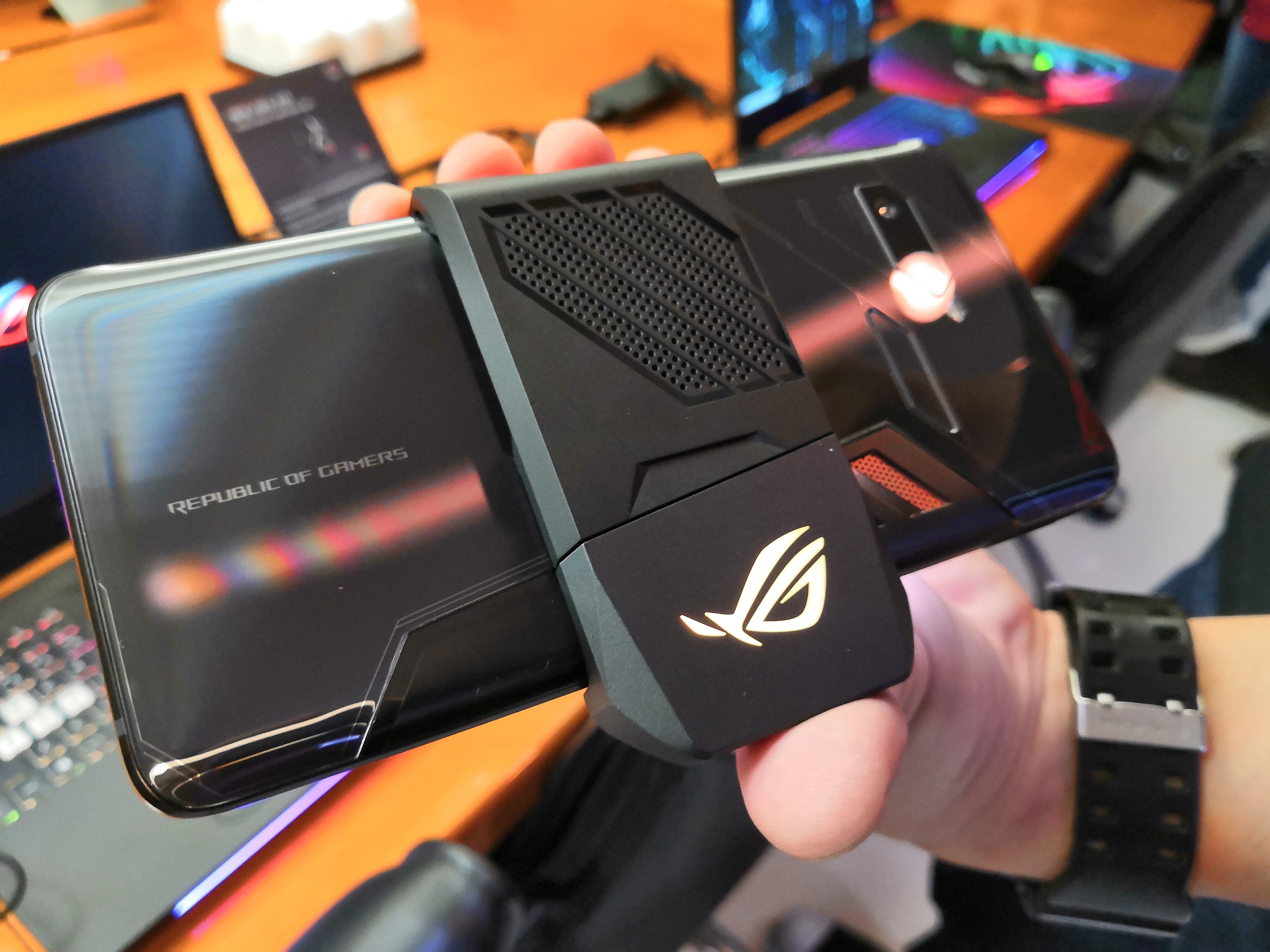 ASUS Gaming Smartphone: 11mm-style ROG Phone with Speed-Binned